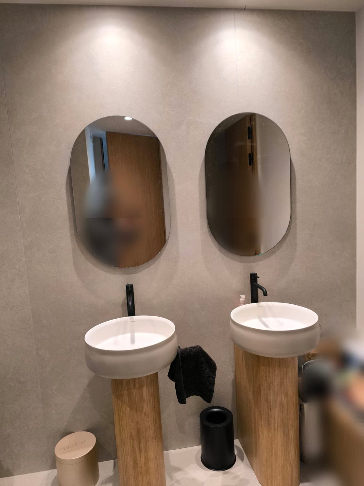 Baño con doble lavabo de pedestal y espejos retroiluminados reformado por Domus Lux