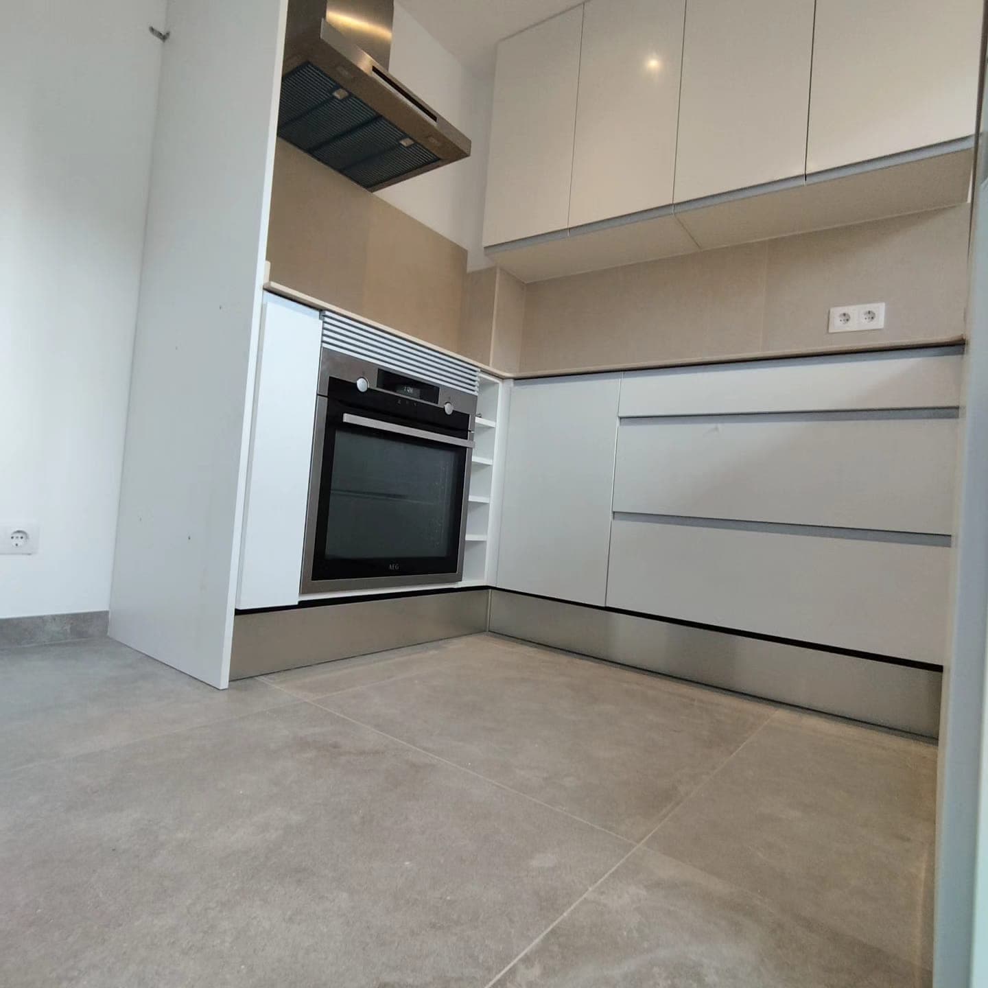 Cocina de línea recta con electrodomésticos integrados